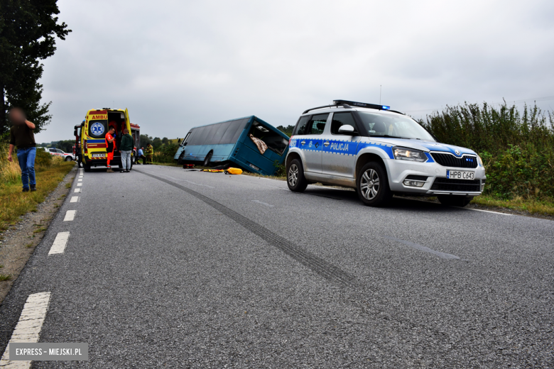 Autobus z ponad 20 pasażerami w rowie. Kierowca uniknął czołowego zderzenia