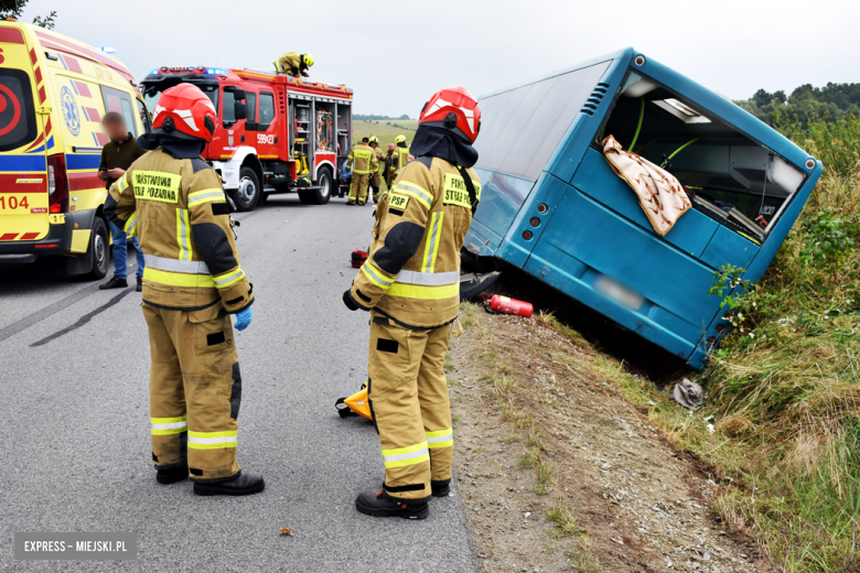 Autobus z ponad 20 pasażerami w rowie. Kierowca uniknął czołowego zderzenia