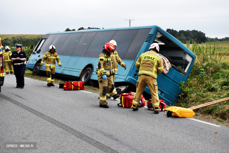 Autobus z ponad 20 pasażerami w rowie. Kierowca uniknął czołowego zderzenia