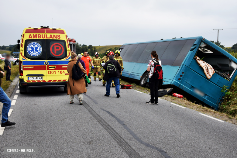 Autobus z ponad 20 pasażerami w rowie. Kierowca uniknął czołowego zderzenia