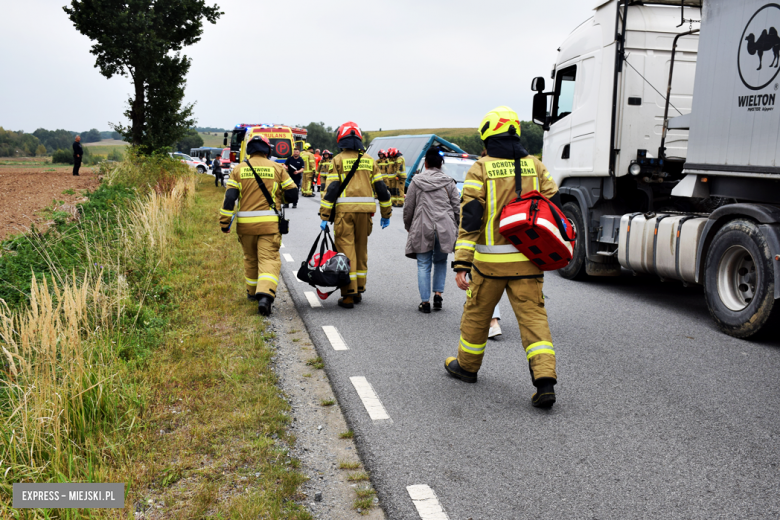 Autobus z ponad 20 pasażerami w rowie. Kierowca uniknął czołowego zderzenia