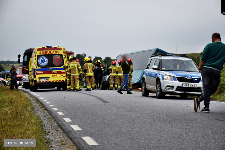 Autobus z ponad 20 pasażerami w rowie. Kierowca uniknął czołowego zderzenia