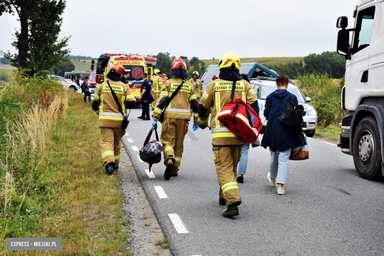 Autobus z ponad 20 pasażerami w rowie. Kierowca uniknął czołowego zderzenia