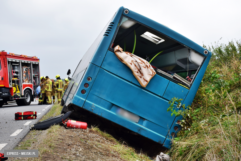 Autobus z ponad 20 pasażerami w rowie. Kierowca uniknął czołowego zderzenia