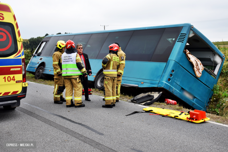 Autobus z ponad 20 pasażerami w rowie. Kierowca uniknął czołowego zderzenia