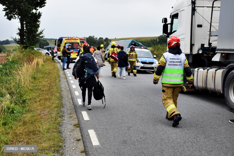 Autobus z ponad 20 pasażerami w rowie. Kierowca uniknął czołowego zderzenia