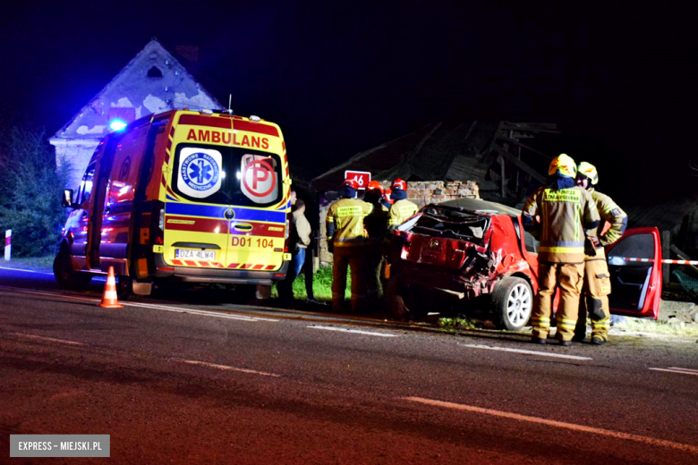 Volkswagen wypadł z drogi i uderzył w budynek gospodarczy. Kierowca w szpitalu