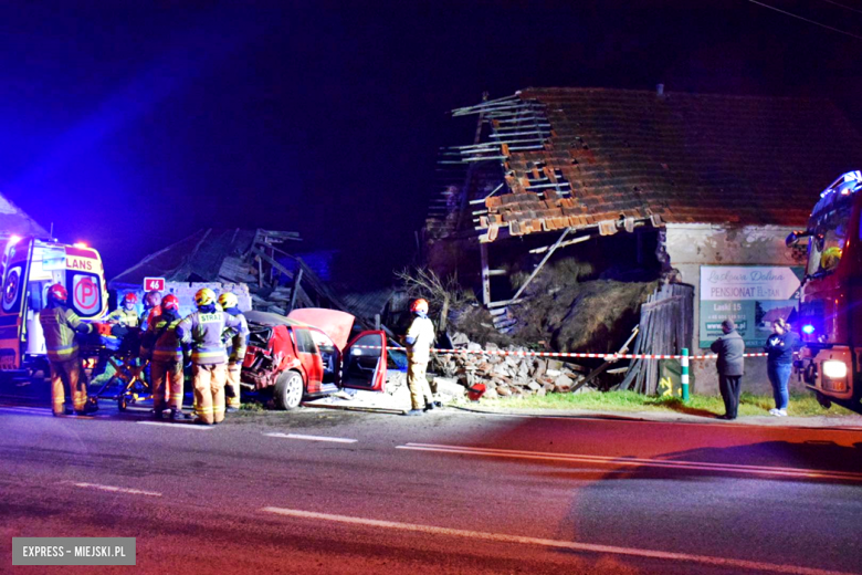 Volkswagen wypadł z drogi i uderzył w budynek gospodarczy. Kierowca w szpitalu