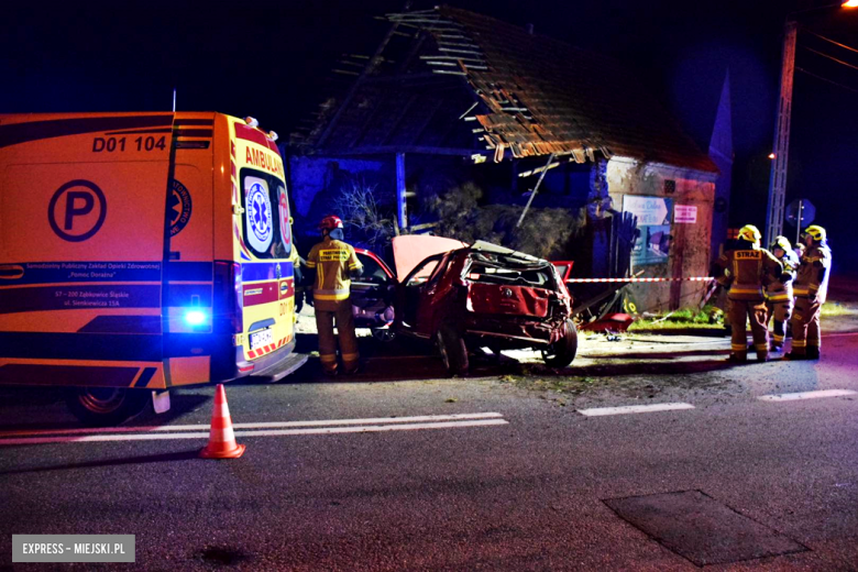 Volkswagen wypadł z drogi i uderzył w budynek gospodarczy. Kierowca w szpitalu