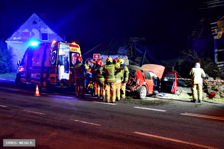 Volkswagen wypadł z drogi i uderzył w budynek gospodarczy. Kierowca w szpitalu