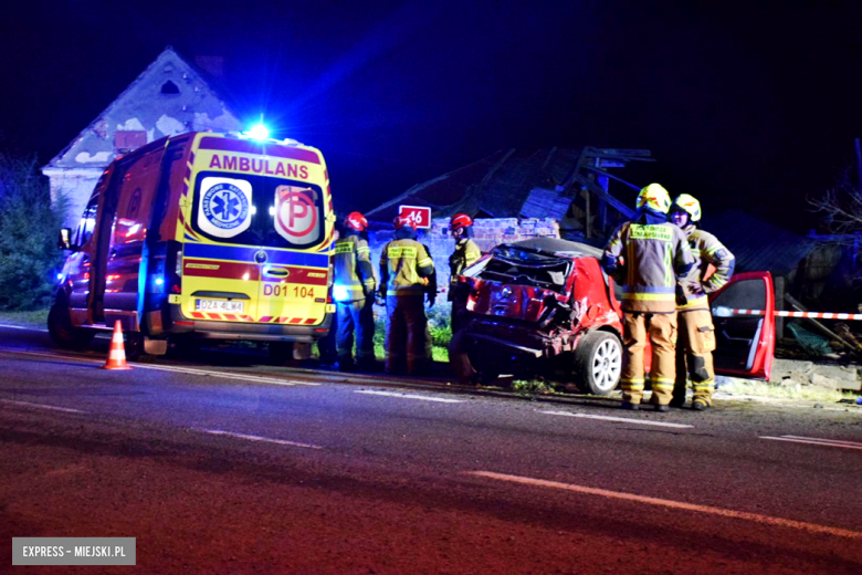 Volkswagen wypadł z drogi i uderzył w budynek gospodarczy. Kierowca w szpitalu