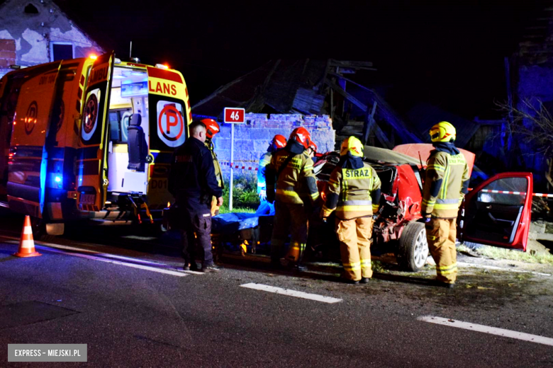 Volkswagen wypadł z drogi i uderzył w budynek gospodarczy. Kierowca w szpitalu