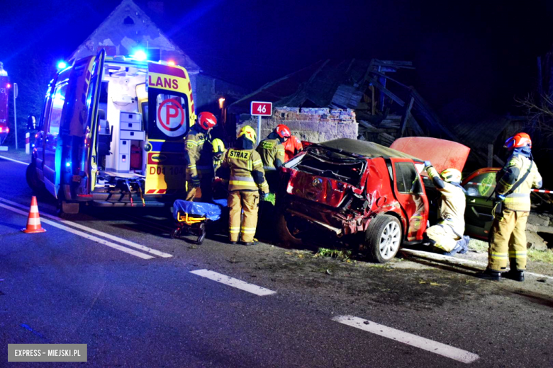 Volkswagen wypadł z drogi i uderzył w budynek gospodarczy. Kierowca w szpitalu