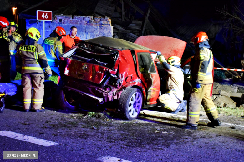 Volkswagen wypadł z drogi i uderzył w budynek gospodarczy. Kierowca w szpitalu