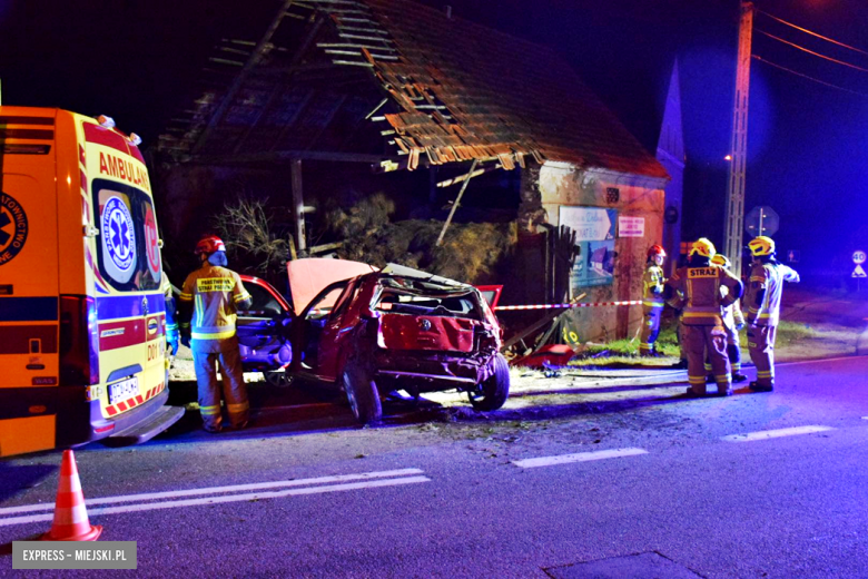 Volkswagen wypadł z drogi i uderzył w budynek gospodarczy. Kierowca w szpitalu