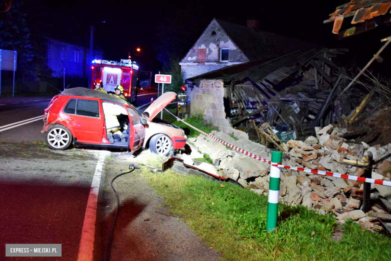 Volkswagen wypadł z drogi i uderzył w budynek gospodarczy. Kierowca w szpitalu