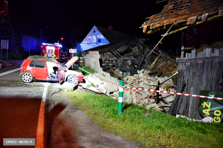 Volkswagen wypadł z drogi i uderzył w budynek gospodarczy. Kierowca w szpitalu