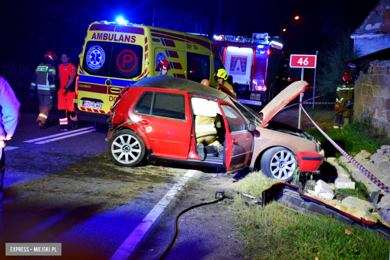 Volkswagen wypadł z drogi i uderzył w budynek gospodarczy. Kierowca w szpitalu