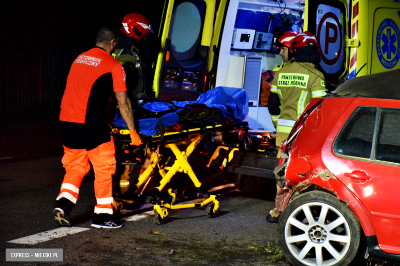 Volkswagen wypadł z drogi i uderzył w budynek gospodarczy. Kierowca w szpitalu