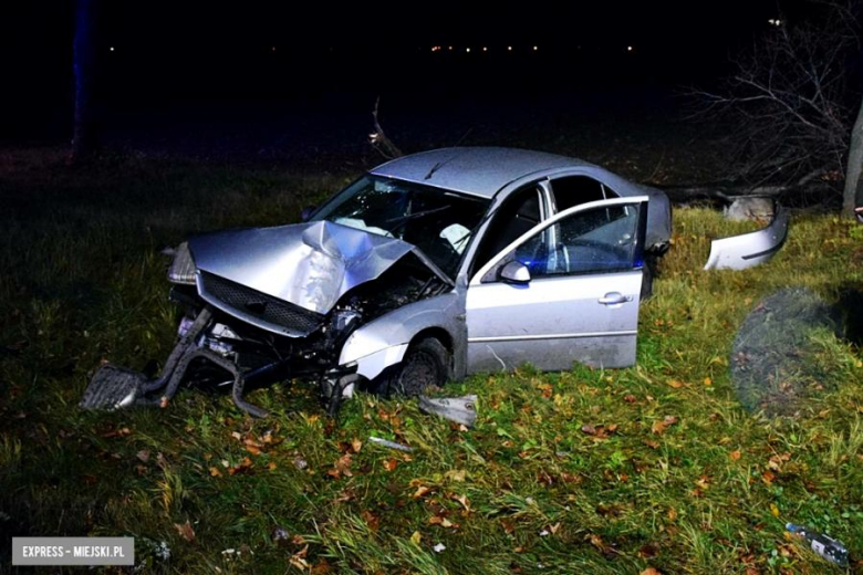 Ford mondeo wypadł z drogi. Kierowca w szpitalu