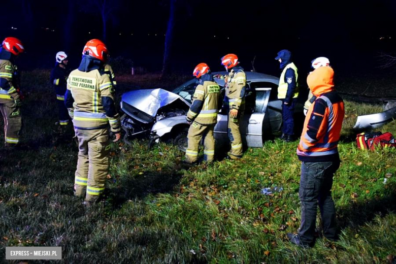 Ford mondeo wypadł z drogi. Kierowca w szpitalu