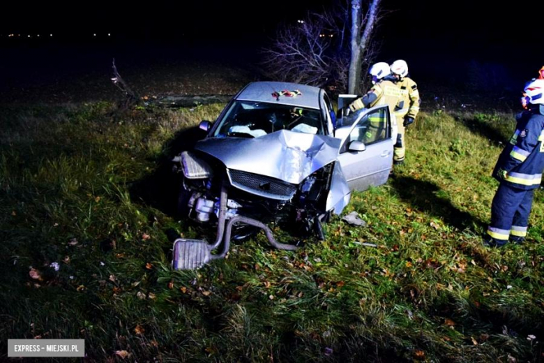 Ford mondeo wypadł z drogi. Kierowca w szpitalu