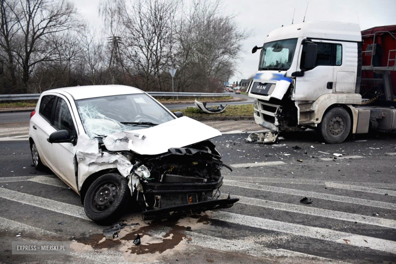 Zderzenie dwóch pojazdów na skrzyżowaniu ul. Legnickiej z krajową ósemką