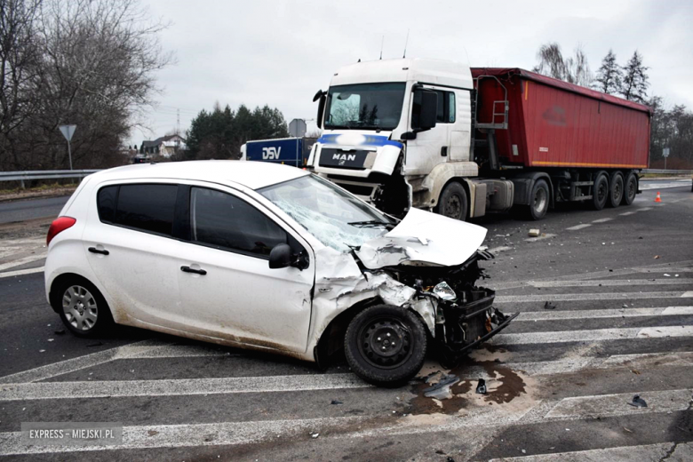 Zderzenie dwóch pojazdów na skrzyżowaniu ul. Legnickiej z krajową ósemką