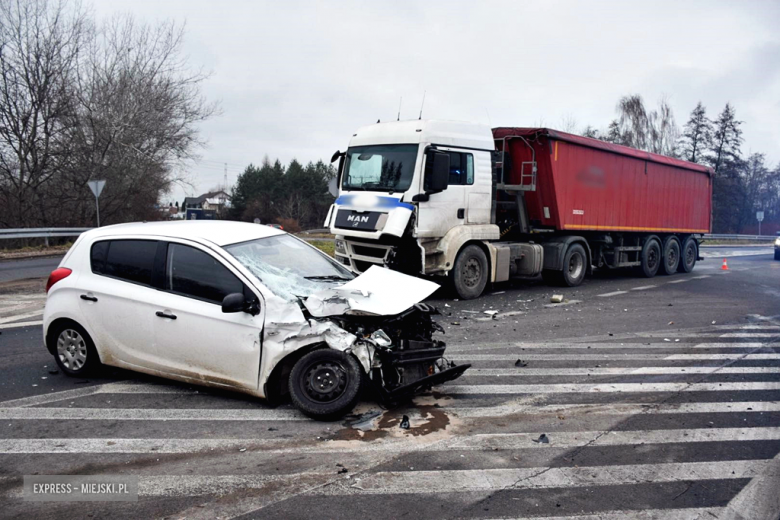 Zderzenie dwóch pojazdów na skrzyżowaniu ul. Legnickiej z krajową ósemką