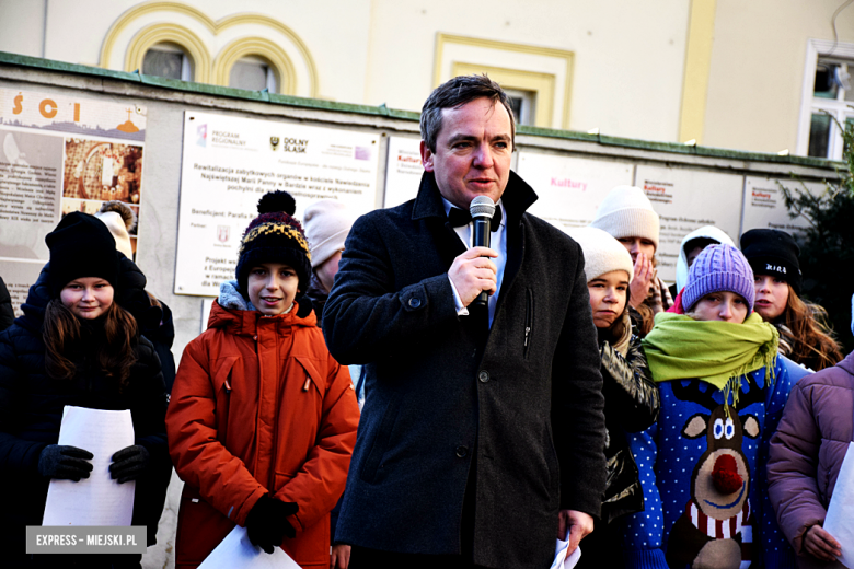 Wspólne Kolędowanie na dziedzińcu klasztornym w Bardzie [foto]