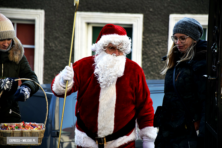 Wspólne Kolędowanie na dziedzińcu klasztornym w Bardzie [foto]