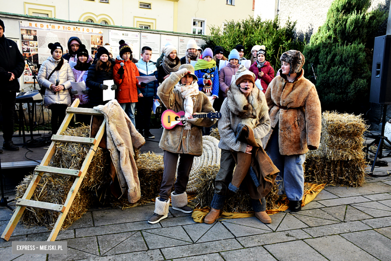 Wspólne Kolędowanie na dziedzińcu klasztornym w Bardzie [foto]