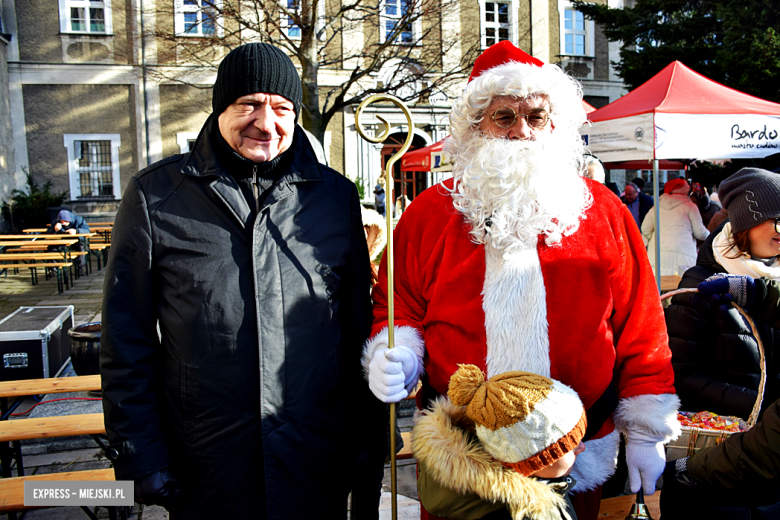 Wspólne Kolędowanie na dziedzińcu klasztornym w Bardzie [foto]