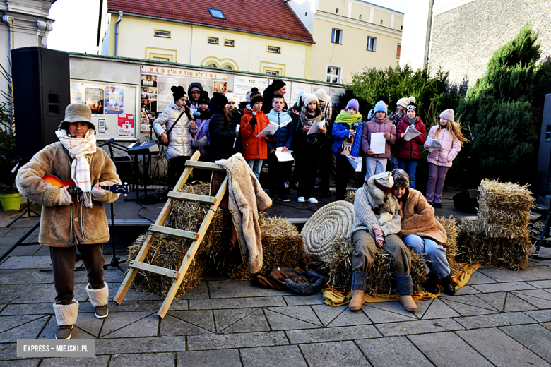 Wspólne Kolędowanie na dziedzińcu klasztornym w Bardzie [foto]