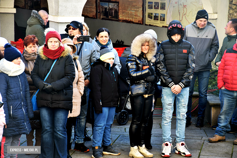 Wspólne Kolędowanie na dziedzińcu klasztornym w Bardzie [foto]