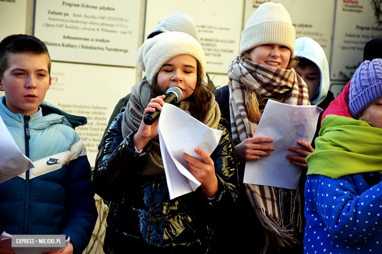 Wspólne Kolędowanie na dziedzińcu klasztornym w Bardzie [foto]