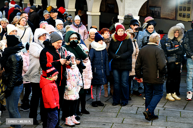 Wspólne Kolędowanie na dziedzińcu klasztornym w Bardzie [foto]