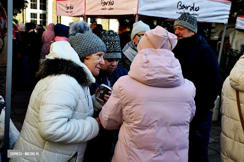 Wspólne Kolędowanie na dziedzińcu klasztornym w Bardzie [foto]