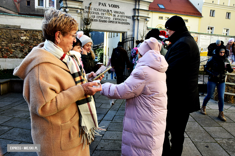 Wspólne Kolędowanie na dziedzińcu klasztornym w Bardzie [foto]