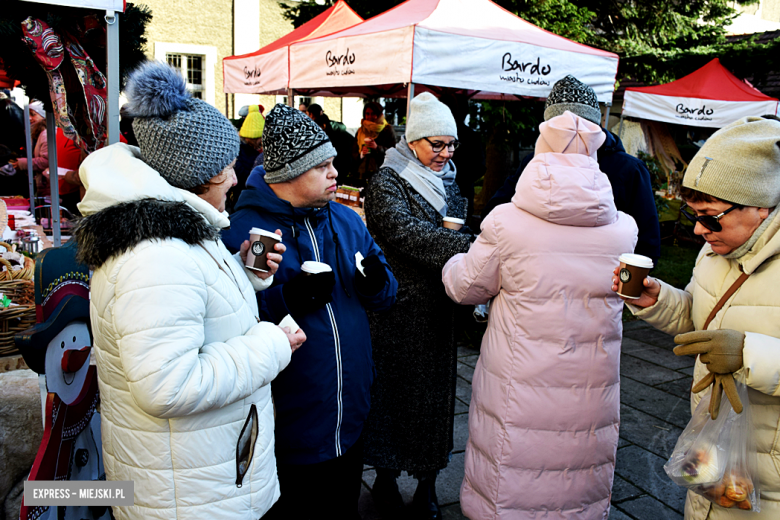 Wspólne Kolędowanie na dziedzińcu klasztornym w Bardzie [foto]