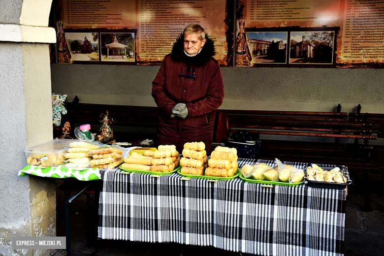 Wspólne Kolędowanie na dziedzińcu klasztornym w Bardzie [foto]