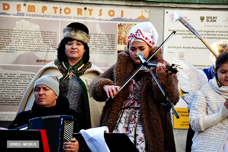 Wspólne Kolędowanie na dziedzińcu klasztornym w Bardzie [foto]