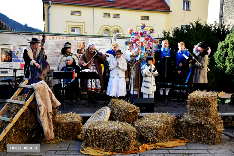 Wspólne Kolędowanie na dziedzińcu klasztornym w Bardzie [foto]