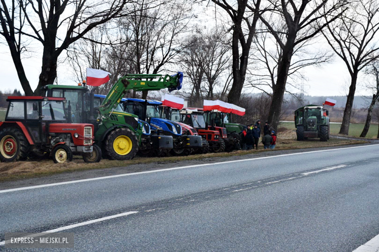 „Unijna polityka zniszczy ziemię i polskiego rolnika.” Protest rolników na krajowej ósemce [foto]