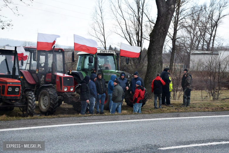 „Unijna polityka zniszczy ziemię i polskiego rolnika.” Protest rolników na krajowej ósemce [foto]