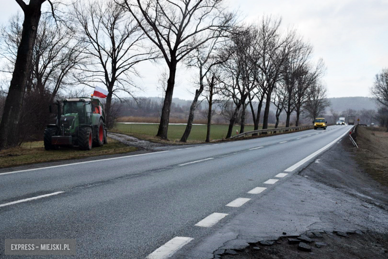 „Unijna polityka zniszczy ziemię i polskiego rolnika.” Protest rolników na krajowej ósemce [foto]