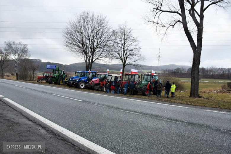 „Unijna polityka zniszczy ziemię i polskiego rolnika.” Protest rolników na krajowej ósemce [foto]