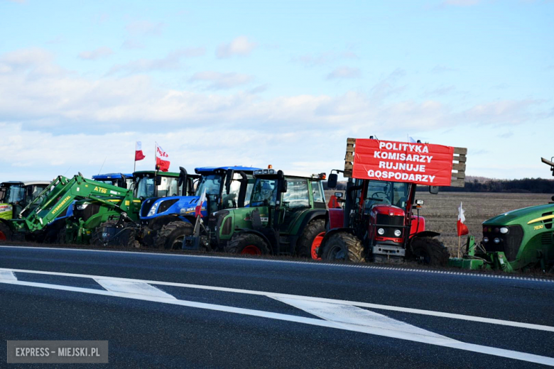 „Unijna polityka zniszczy ziemię i polskiego rolnika.” Protest rolników na krajowej ósemce 