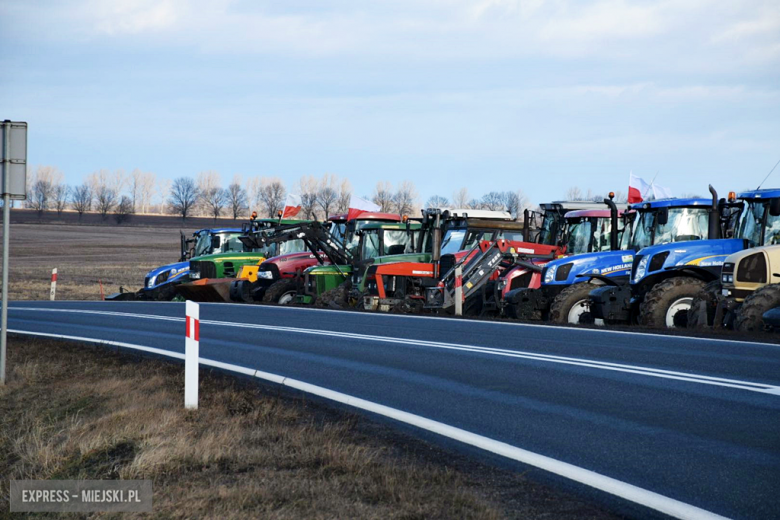 „Unijna polityka zniszczy ziemię i polskiego rolnika.” Protest rolników na krajowej ósemce 