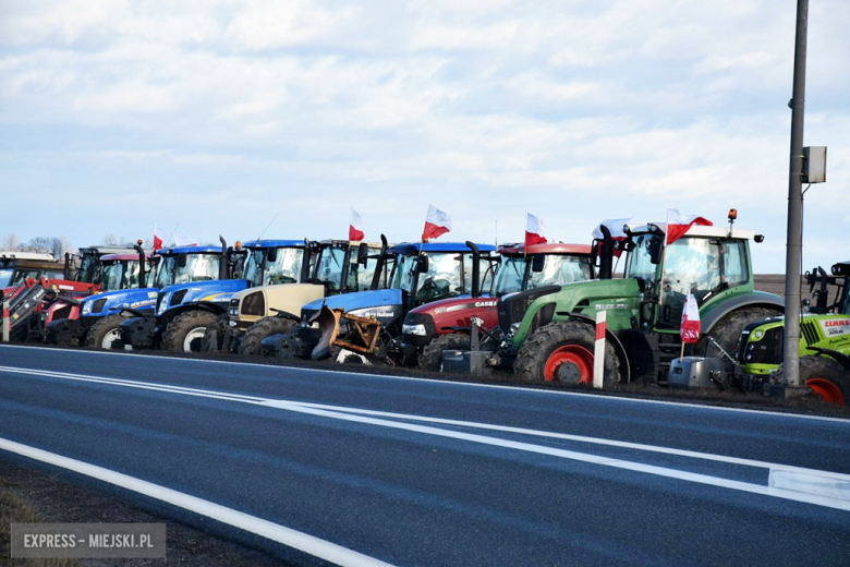 „Unijna polityka zniszczy ziemię i polskiego rolnika.” Protest rolników na krajowej ósemce 